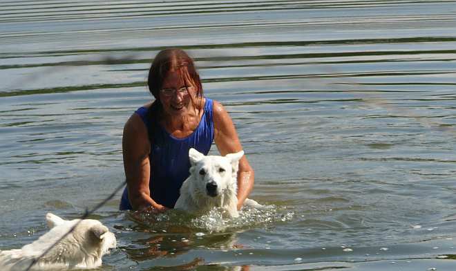 Charis wird ber Wasser gehalten